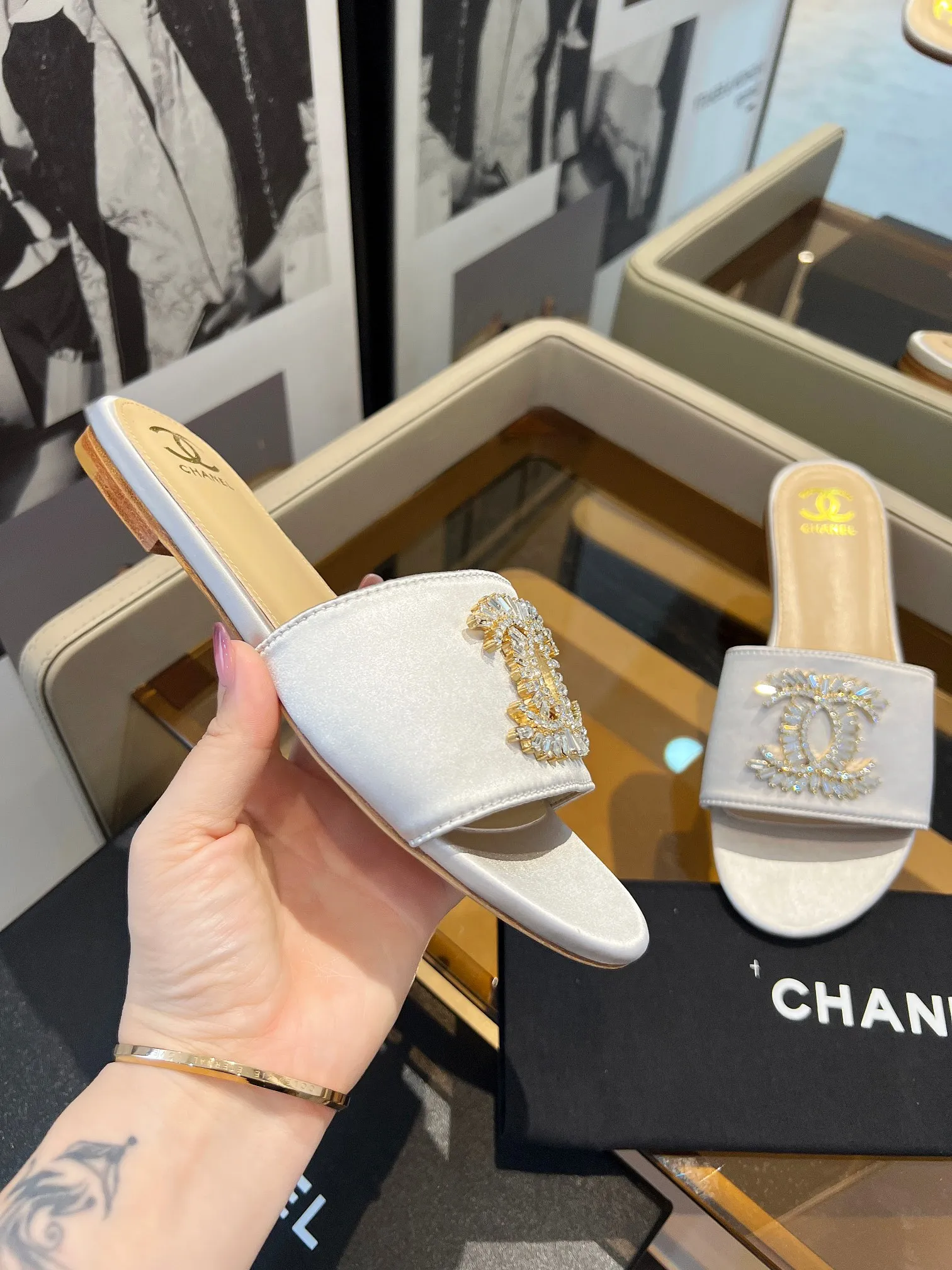 👟👟Ex-factory price 340👟👟 Genuine leather bottom +40 🎉🎉🎉Chanel Xiaoxiang C family sandals series official website synchronization, classic and elegant, casual wear 🌹🌹🌹🌹Original logo~Select imported cowhide and C family custom fabrics, multiple colors for the goddess to choose! ❤️❤️❤️❤️ Code number: 36~40 (customized 35 41 42 43 44 cannot be returned or exchanged)